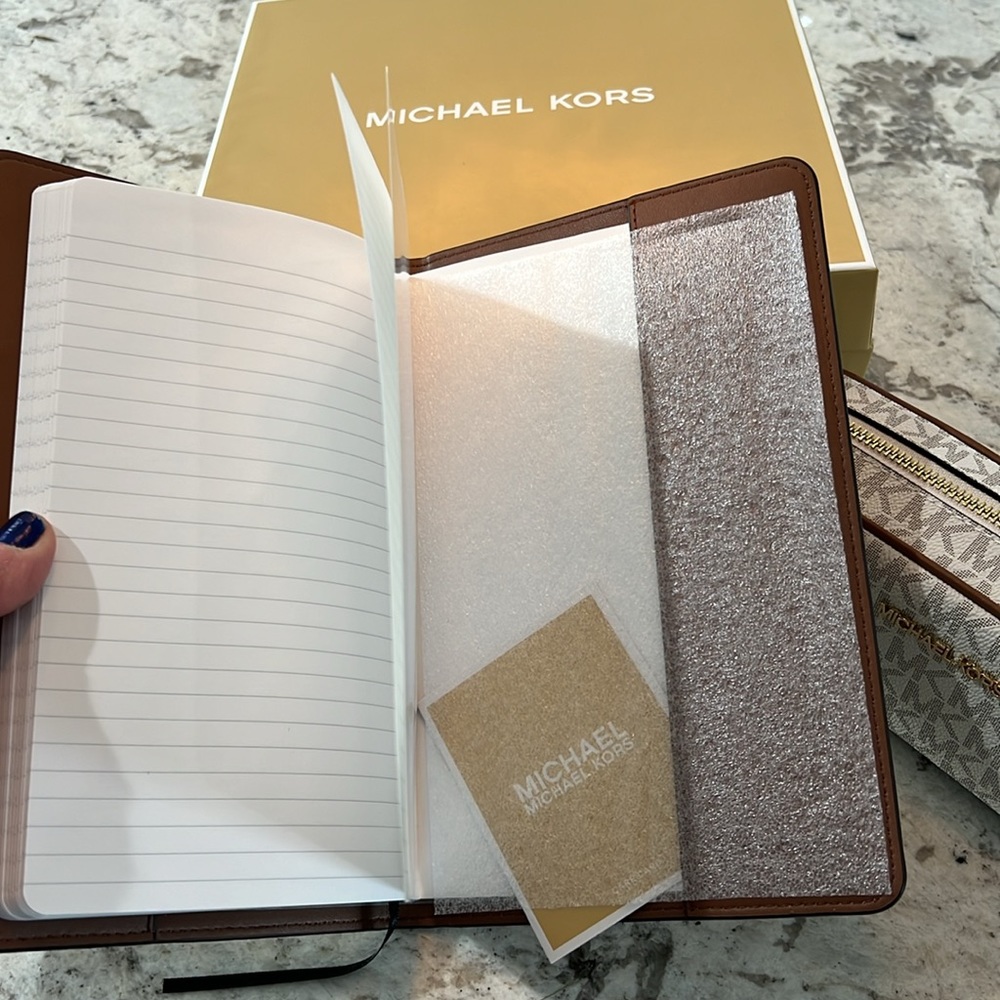 Michael Kors Logo Notebook and Pencil Case Gift Set Vanilla - Picture 10 of 16